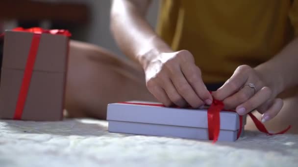 리본을 크리스마스 선물을 감싸는 — 비디오