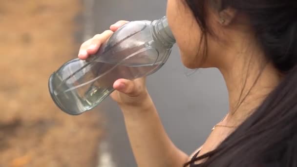 Mulher Bebendo Água Após Treino — Vídeo de Stock