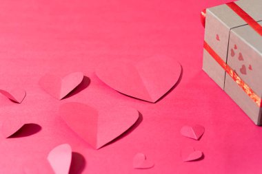 Sevgililer Günü hediyesi olan kırmızı kalpler.