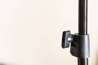 Beyaz arka planda izole edilmiş hidrolik kafa topuyla Kamera Duruşu için Tripod