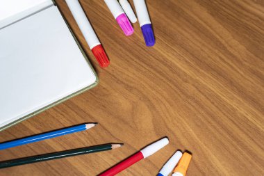 Bir masa üzerine okul ofis, banka donatımı