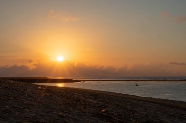 Baltık Denizi sahilinde gün doğumu