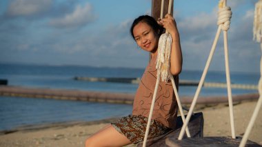 Kumsalda dinlenen bir kadın