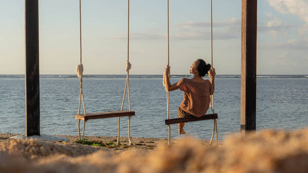 Девушка на качелях