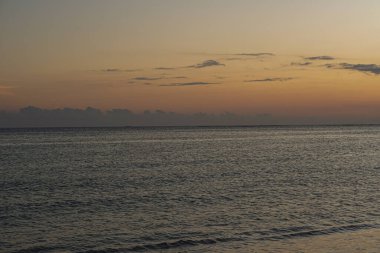 Sahilde gün batımı