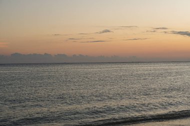 Sahilde gün batımı