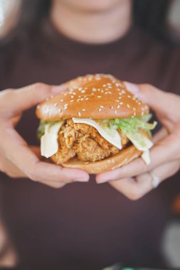 Peynirli ve tavuklu bir hamburger.