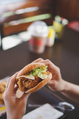 Lokantada lezzetli hamburgerlere yakın çekim