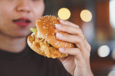 Hamburger yiyen genç adam Fransız fast food, fast food