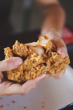 Tavuk kanadı ve kızarmış tavuk.