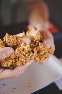 Tabakta susam tohumlu kızarmış tavuk..