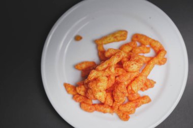 Masada lezzetli kızarmış tavuk nugget tabağı.