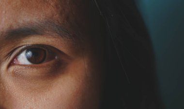 Asyalı kadın gözünü kapat..