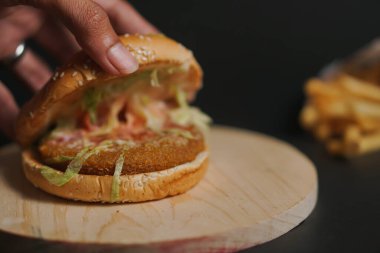 Bir hamburgerin mutfak fotoğrafı.