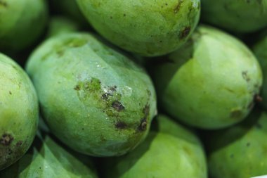 Pazarda taze yeşil mango