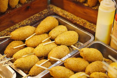 Markette kızarmış balık.