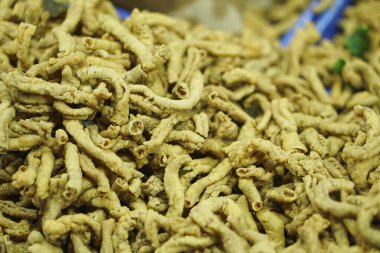 Pazarda kurutulmuş mürekkep balığı.