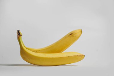 Beyaz arkaplanda muz.