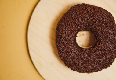 Yuvarlak bir çöreğin, ahşap bir yüzeyde çikolatalı bir görüntüsü.