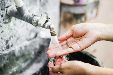 Lavaboda sabunla el yıkama kadın