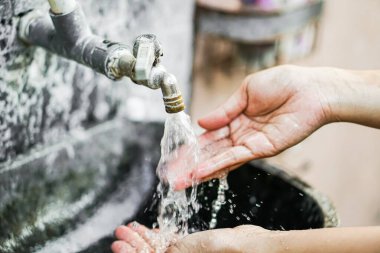 yıkama elinde bir lavabo