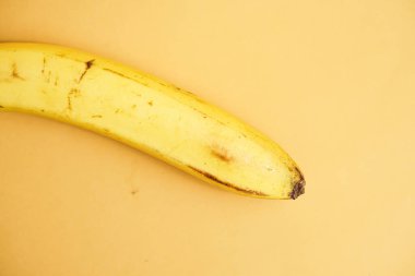 beyaz zemin üzerine muz