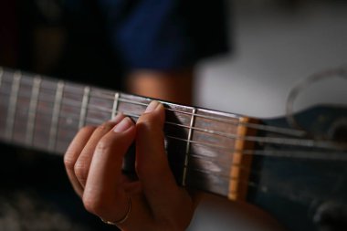 Gitar çalan elleri kapat.