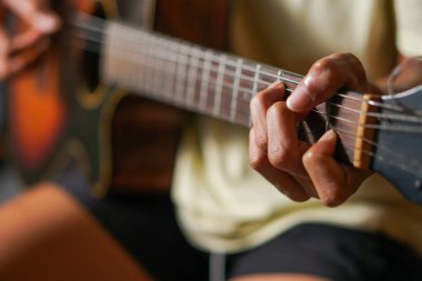 Akustik gitarla çalan adam