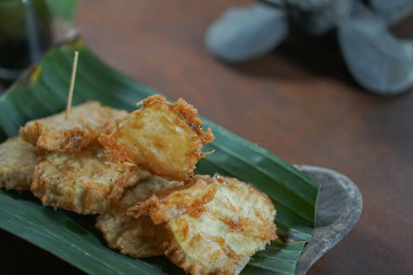 Sarımsaklı ve soslu kızarmış kalamar.