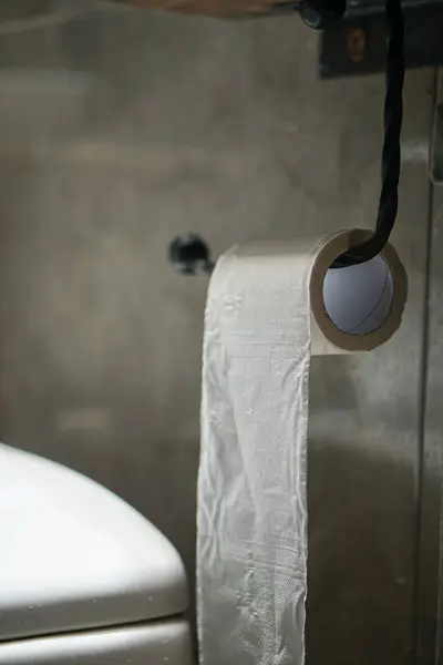 Tuvalet odasında beyaz bir tuvalet kağıdı rulosu..
