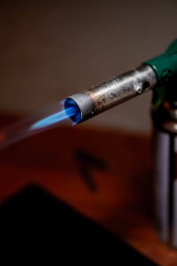 Bir gaz üfleme meşalesine mavi bir alev ile yakın çekim.