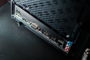 USB, VGA ve ses kriptosu gibi çeşitli portları gösteren bir bilgisayarın arka panelini kapat.