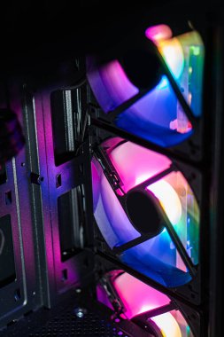 RGB LED hayranlarının iç mekanı canlı renklerle aydınlatan bir bilgisayar kutusunun içinde yakın plan görüntüleri..