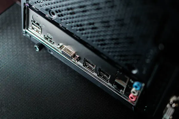 USB, VGA ve ses kriptosu gibi çeşitli portları gösteren bir bilgisayarın arka panelini kapat.
