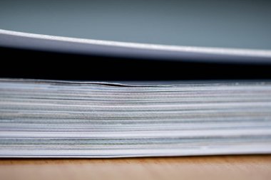 Ahşap bir yüzey üzerine bir yığın kağıt yakın plan, bulanık bir arka plan.