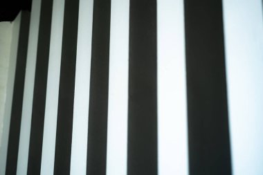 Siyah ve beyaz dikey çizgilerin yakın çekimi kalın bir desen oluşturur.