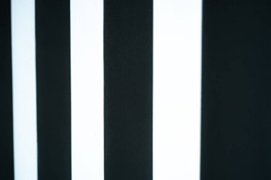 Siyah ve beyaz dikey çizgilerin yakın çekimi kalın bir desen oluşturur.