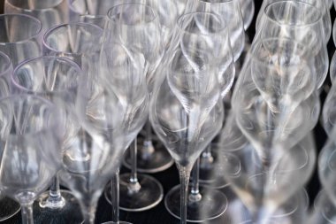 Çoklu boş şarap kadehlerinin yakın plan görüntüsü sapları ve kaseleriyle bir düzen oluşturuyor..