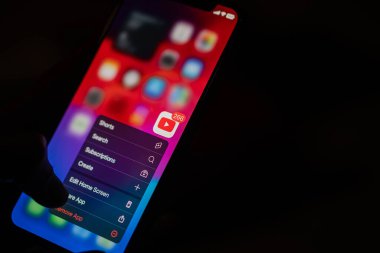 266 bildirim gösteren bir uyarı kartıyla YouTube uygulamasını gösteren akıllı bir telefon ekranının yakın çekimi. Ekran karanlık modda ve telefon bir elde tutuluyor..