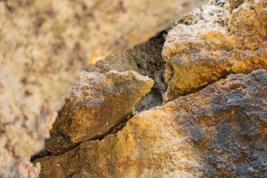 Dokulu kaya yüzeyine yakın çekim. Toprak tonları ve doğal desenleri var..
