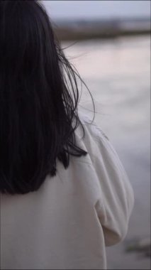 Kumsalda beyaz önlüklü genç bir kadın