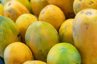 Sokak pazarında taze sarı mango meyvesi