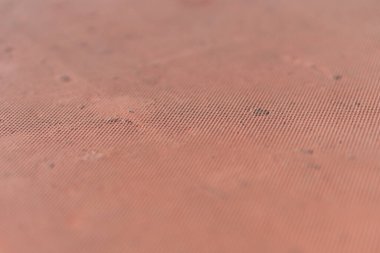 İnce desenli, sıcacık, dünyevi bir renk paletini gösteren desenli bir yüzeye yakından bakmak. Yüzey ince çizgiler ve lekelerle hafif yıpranmış görünüyor. İlginç bir görsel efekt oluşturuyor.