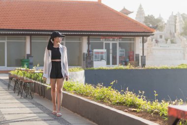 Geleneksel Tayland kostümlü Asyalı kız