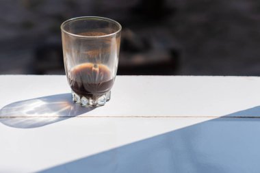 Yuvarlak bir tabela tutan bir kişi İngilizce ve Çince 'de kesinlikle açığız diyor. Tabela bir dükkan vitrininde sergileniyor.