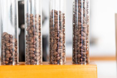 Yuvarlak bir tabela tutan bir kişi İngilizce ve Çince 'de kesinlikle açığız diyor. Tabela bir dükkan vitrininde sergileniyor.