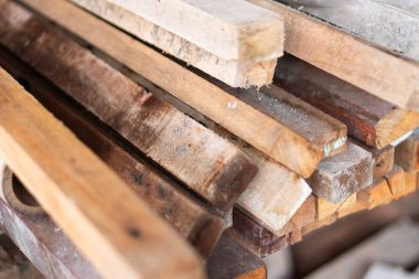 Çeşitli tonlarda ve dokularda ahşap bir yığın yakın çekim görüntüsü, doğal tahılı ve ahşabın kusurlarını sergiliyor..