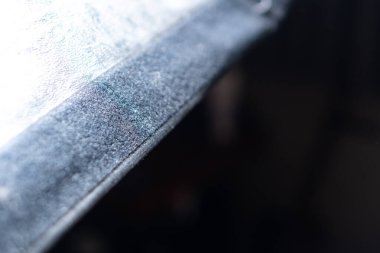 Yumuşak, kadife kenarlı, koyu arkaplanı bulanık, desenli bir yüzeye yakın çekim.