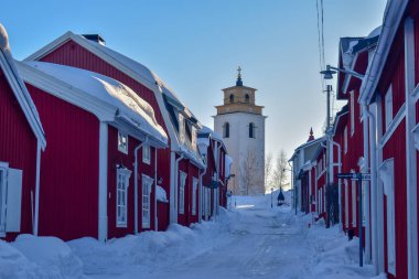 İsveç 'in Lulea kasabası yakınlarındaki Gammelstad kilise kasabasında kırmızı kulübeleri olan. UNESCO Dünya Mirası.