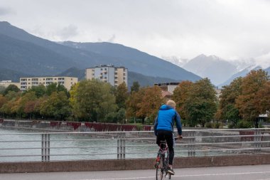 Innsbruck, Tyrol, Avusturya 'daki Alp manzarası 18 Ekim 2022 Ağaç ve Dağları.